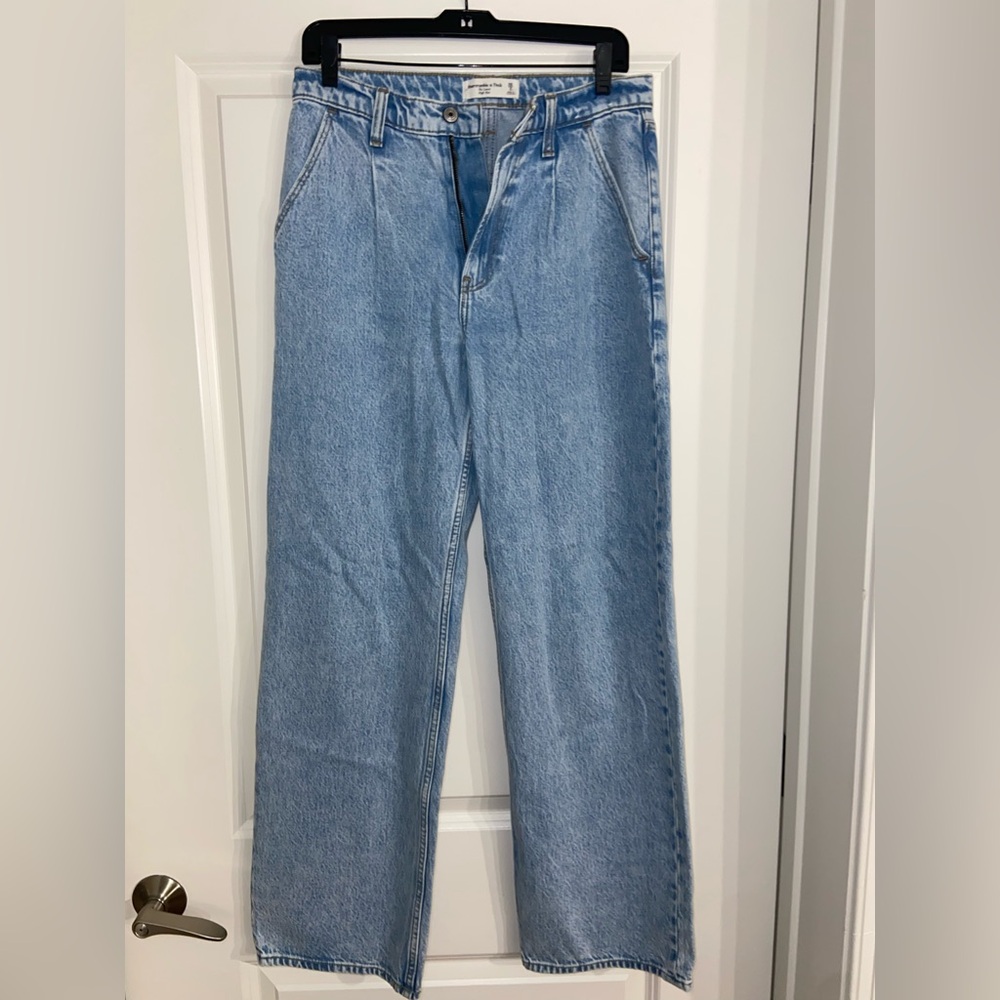 Abercrombie The Loose High Rise Jeans Size 26L Light Wash – Originally $100